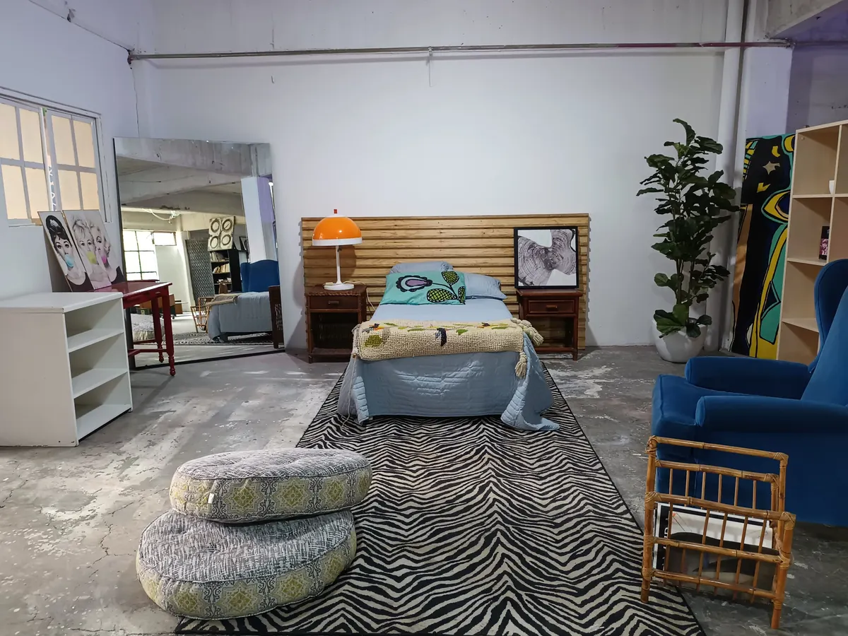 Habitación de Loft 3 con cama de madera y sillón azul